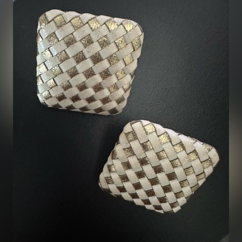 Vintage Avon White/ Gold Tone Metallic Splash Clip Earrings.